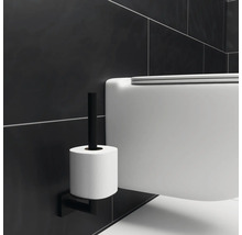 Wandcloset en toiletpapierhouder in badkamer