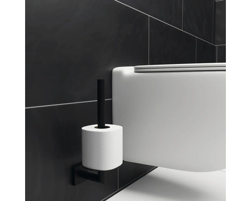 Wandcloset en toiletpapierhouder in badkamer