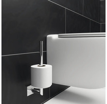 Wandhangend toilet naast een toiletpapierhouder in de badkamer.