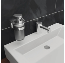 Wastafel met kraan en zeepdispenser