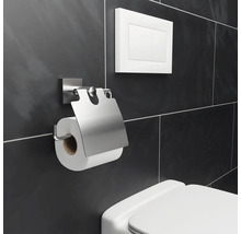 Metalen toiletpapierhouder met toiletspoeling in de badkamer