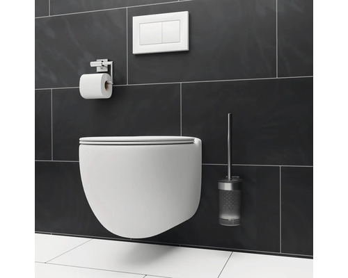 Wandcloset met bedieningspaneel, toiletpapierhouder en toiletborstel aan een wand met tegels