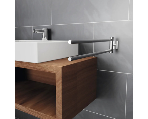 Moderne badkamer met wastafel, kraan en draaibare handdoekhouder