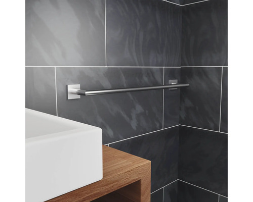 Metalen handdoekhouder in de badkamer