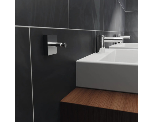 Wastafel met kraan en handdoekhaak in moderne badkamer