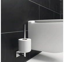 Gedetailleerde opname van een toilet met toiletpapierhouder aan de muur.