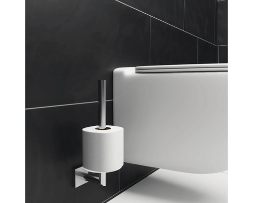 Gedetailleerde opname van een toilet met toiletpapierhouder aan de muur.