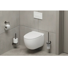 Moderne badkamer met hangtoilet, toiletpapierhouder en toiletborstel