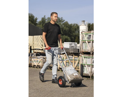 Man vervoert zakgoed met een steekwagen buitenshuis