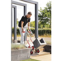 Man transporteert plantenbakken met een trappenloper