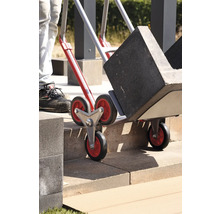 Trapklimmer met stenen blokken op een trap