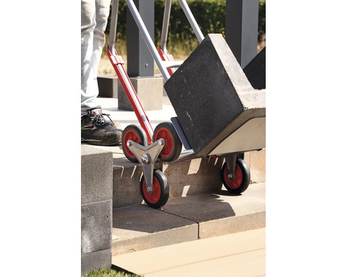 Trapklimmer met stenen blokken op een trap