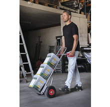 Man vervoert verfemmers met een steekwagen