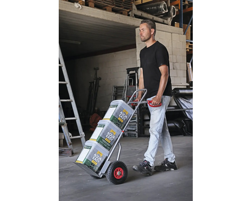 Man vervoert verfemmers met een steekwagen