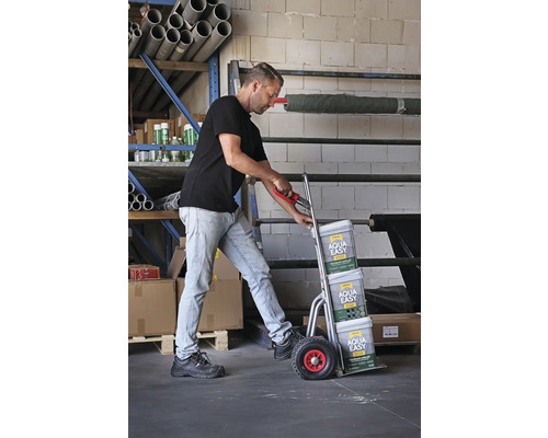 Man transporteert Aqua Easy straatsteenvoegmortel op een steekwagen