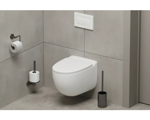 Moderne badkamer met wandcloset, toiletpapierhouder en toiletborstel