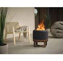 Scene met vuurplaats, stoel en decoratie voor buiten