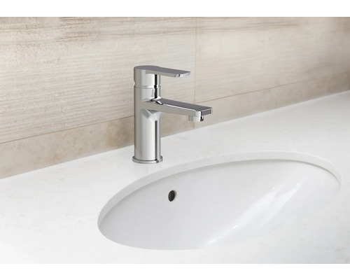 Wastafelkraan op een witte wastafel