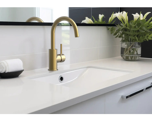 Badkamermeubel met gouden kraan, witte wastafel en decoratieve bloemenvaas