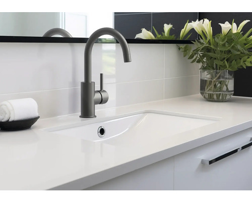 Moderne badkamer met wastafel, kraan en decoratie