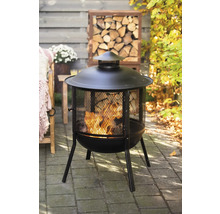 Vuurkorf met vonkenvanger en houtopslag in de tuin