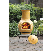 Mexicaanse oven met open haard, gemaakt van klei en met een deksel op straatstenen in de tuin geplaatst.
