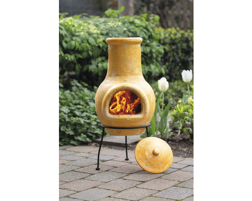 Mexicaanse oven met open haard, gemaakt van klei en met een deksel op straatstenen in de tuin geplaatst.