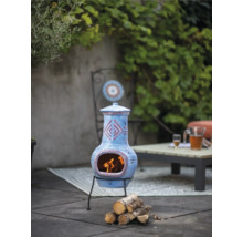 Decoratieve terracotta tuinhaard met hout op een terras