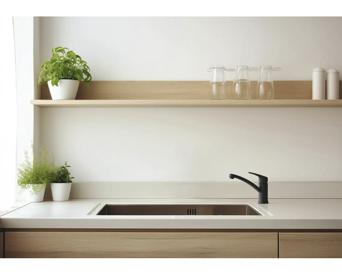 Keuken spoelbak met kraan, werkblad en planken met decoratie