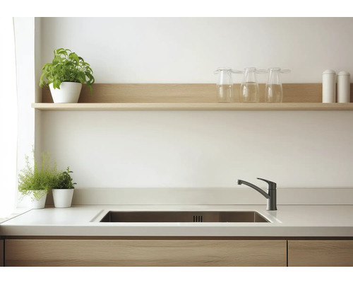 Lichte keuken met gootsteen, kraan, aanrechtblad en planken met decoratie