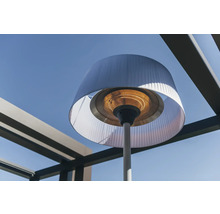 Terrasverwarmer met lampenkap op een onderstel