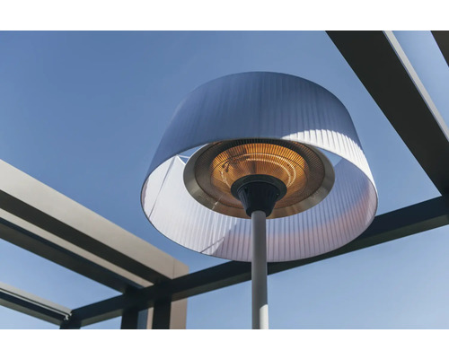 Terrasverwarmer met lampenkap op een onderstel