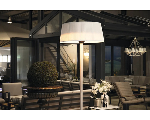 Interieur met staande lamp en zithoek