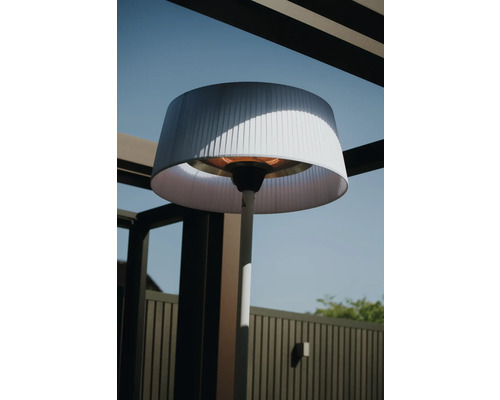 Staande terrasverwarmer met lampenkapachtige scherm voor buiten.