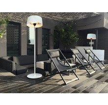 Terras met staande lampen, ligstoelen en zithoek