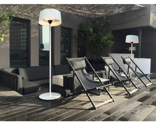 Terras met staande lampen, ligstoelen en zithoek