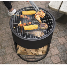 "Een houtskoolgrill met gegrilde producten zoals kip, maiskolven en vleesspiesen wordt omgedraaid met een grilltang