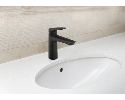 Zwarte wastafelmengkraan op een wastafel