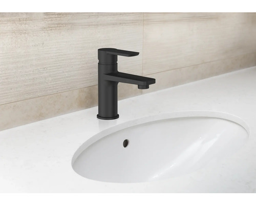 Wastafelkraan met enkele hendel op een wastafel