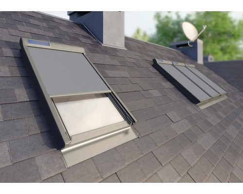 Dakramen met verduisteringsrolgordijn op een dak