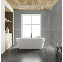 Moderne badkamer met vrijstaand bad, houten plafond en grijze tegels.