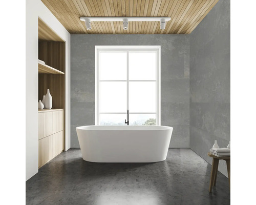 Moderne badkamer met vrijstaand bad, houten plafond en grijze tegels.