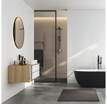 Moderne badkamer met wastafel, spiegel, douche en bad