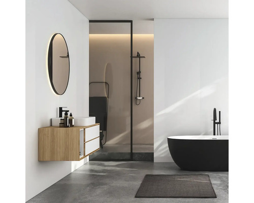 Moderne badkamer met wastafel, spiegel, douche en bad