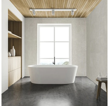 Moderne badkamer met vrijstaand bad, houten plafond en groot raam.