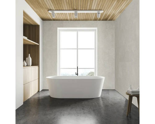 Moderne badkamer met vrijstaand bad, houten plafond en groot raam.