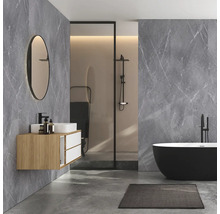 Moderne badkamer met grijze marmeren wanden, houten wastafel, zwart bad en ovale spiegel