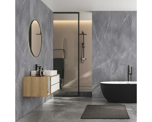 Moderne badkamer met grijze marmeren wanden, houten wastafel, zwart bad en ovale spiegel