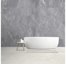 Moderne badkamer met vrijstaand bad, grijze wandtegels in marmerlook en minimalistische decoratie