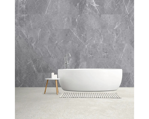Moderne badkamer met vrijstaand bad, grijze wandtegels in marmerlook en minimalistische decoratie